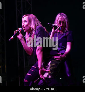 Melanie Blatt (a sinistra) e Nicole Appleton di tutti i Santi si esibiscono sul palco dell'Arena durante il primo giorno del V Festival, presso l'Hylands Park di Chelmsford, Essex. Foto Stock