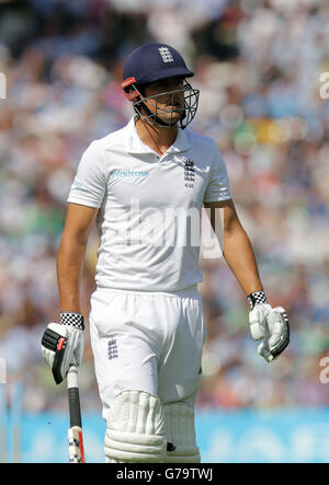 Il Capitano d'Inghilterra Alastair Cook lascia il campo dopo aver perso il suo wicket durante il quinto test al Kia Oval, Londra. Foto Stock