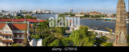 Vista dal Wat Arun ( "il tempio dell'alba') attraverso il Fiume Chao Phraya, Bangkok, Thailandia Foto Stock