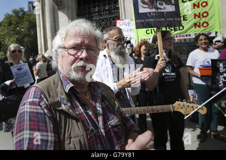 Bill Oddie partecipa a una protesta contro Badger che colpirà fuori dalla Corte di giustizia reale di Londra. Foto Stock