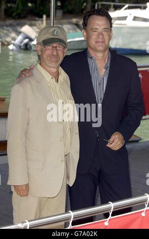 Il regista Steven Spielberg (a sinistra) e l'attore Tom Hanks durante una fotocellula al Lido di Venezia per promuovere il suo nuovo terminale cinematografico durante il 61° Festival Internazionale del Cinema di Venezia. Foto Stock