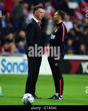 Calcio - Capital One Cup - Second Round - Milton Keynes Dons / Manchester United - Stadium:mk. Il manager del Manchester United Louis van Gaal e il suo assistente Ryan Giggs prima della partita Foto Stock