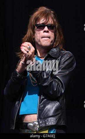 Il fine settimana di Carling 2004. David Johansen delle bambole di New York che si esibiscono sul palco al Carling Weekend: Reading Festival a Reading. Foto Stock