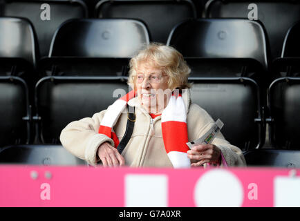 Calcio - Capital One Cup - Second Round - Derby County / Charlton Athletic - iPro Stadium. Un fan di Charlton Athletic negli stand Foto Stock