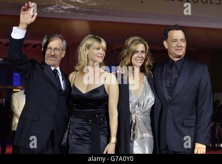 Il regista Steven Spielberg (a sinistra) e la moglie Kate Capshaw (al centro a sinistra) con la stella del film Tom Hanks e la moglie Rita Wilson, arrivati per la prima notte di apertura del 'Terminal' alla Mostra Internazionale d'Arte cinematografica Lido di Venezia, durante il 61° Festival annuale del Cinema di Venezia Foto Stock