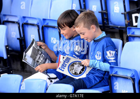 Calcio - Barclays Premier League - Everton / Arsenal - Goodison Park. I giovani fan di Everton hanno letto il programma della giornata di incontro al Goodison Park Foto Stock