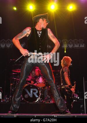 / : Scott Weiland di Velvet Revolver si esibisce dal vivo sul palco del Carling Apollo Hammersmith a Londra ovest. Foto Stock