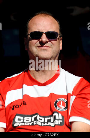Calcio - Pre-stagione amichevole - Portsmouth / Charlton Athletic - Fratton Park. Un fan di Charlton Athletic negli stand Foto Stock