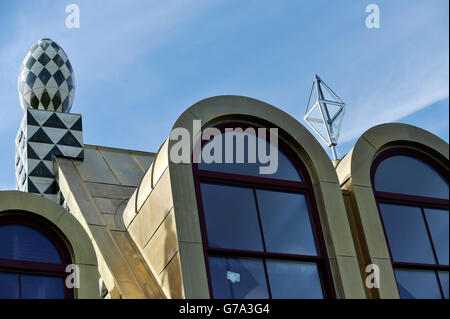 Dettaglio di sculture in cima 'Home for Essex' un nuovo progetto d'arte dell'artista Grayson Perry, in costruzione a Wrabness, Essex. Foto Stock