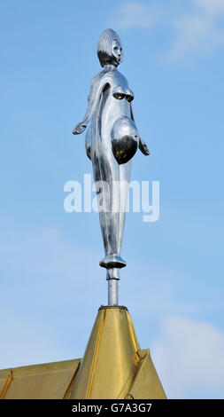 Dettaglio di una scultura su due lati di una mitica donna dell'Essex di tutti i giorni chiamata Julie, in cima 'Home for Essex' un nuovo progetto d'arte dell'artista Grayson Perry, in costruzione a Wrabness, Essex. Foto Stock