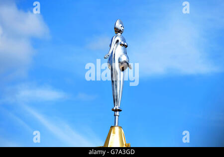 Dettaglio di una scultura su due lati di una mitica donna dell'Essex di tutti i giorni chiamata Julie, in cima 'Home for Essex' un nuovo progetto d'arte dell'artista Grayson Perry, in costruzione a Wrabness, Essex. Foto Stock