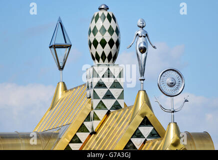 Dettaglio di sculture in cima 'Home for Essex' un nuovo progetto d'arte dell'artista Grayson Perry, in costruzione a Wrabness, Essex. Foto Stock