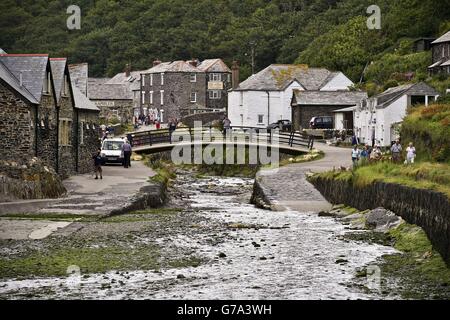 Boscastle, Cornovaglia, e il ponte sulla foce del fiume Valency, guardando lontano dal porto e la costa atlantica di mercoledì 30 luglio 2014, come forse dieci anni sono passati, ma i ricordi dell'alluvione Boscastle sono così freschi oggi come se fosse accaduto ieri. Foto Stock