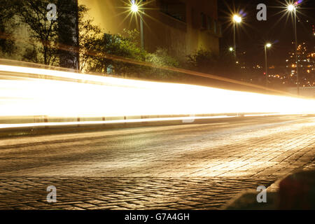 Fotografia di sfocate luci auto su una scena urbana con una lunga esposizione effetto Foto Stock