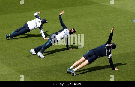 Moeen Ali (centro) dell'Inghilterra durante una sessione di reti al Kia Oval, Londra. Foto Stock