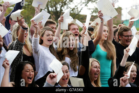 Star of TV's The 7.39 e il film Never Let Me Go, Izzy Meikle-Small (seconda fila, terza destra) festeggia guadagnando tre a* grado A-livelli al Brighton College in East Sussex. Foto Stock