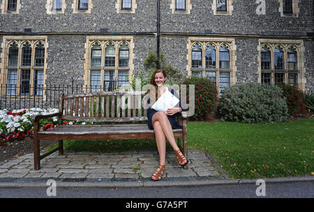 Star of TV's The 7.39 e il film Never Let Me Go, Izzy Meikle-Small festeggia l'ottenimento di tre livelli A* di grado A al Brighton College in East Sussex. Foto Stock