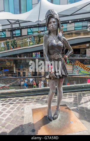 Amy Winehouse statua in bronzo da Scott Eaton Camden Market Londra Foto Stock