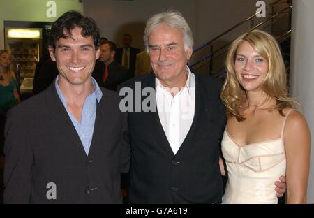 Il regista Richard Eyre (al centro) con le stelle del film Billy Crudup e Claire Danes che arrivano per la prima di Stage Beauty di Londra Charity all'Odeon West End nel centro di Londra in aiuto della National Film and Television School. Foto Stock