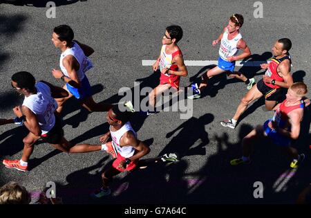 I corridori si fanno strada attraverso Zurigo nella maratona maschile durante il sesto giorno dei Campionati europei di atletica 2014 allo stadio Letzigrund di Zurigo. Foto Stock