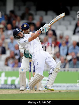 Joe Root (batting) dell'Inghilterra e MS Dhoni (wicket keeper) dell'India durante il quinto test al Kia Oval, Londra. Foto Stock