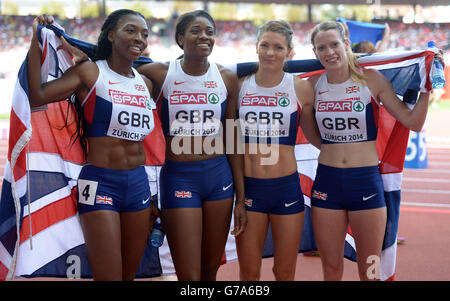 Margaret Adeoye, Shana Cox, Kelly Massey e Eilidh Child celebrano la loro medaglia nella finale femminile di relè 4x400m durante il sesto giorno dei Campionati europei di atletica 2014 allo stadio Letzigrund di Zurigo. Foto Stock