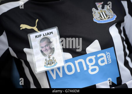 Un distintivo su una maglietta da club replica come omaggio al sostenitore della Newcastle United Liam Sweeney che ha perso la vita nel disastro della Malaysia Airlines MH17, fuori terra prima della partita della Barclays Premier League a St James' Park, Newcastle. Foto Stock