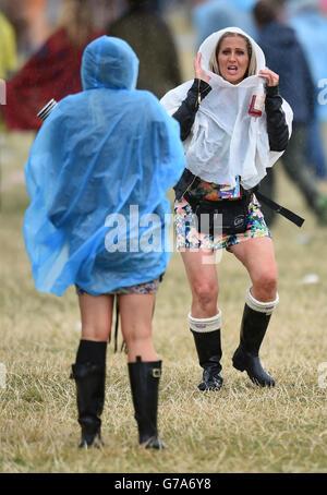 V Festival 2014 giorno due - Weston Park. Festival goers durante il giorno due del V Festival al Weston Park in Staffordshire. Foto Stock