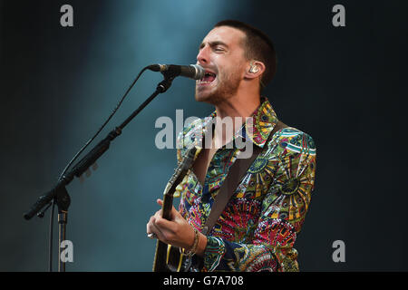 V Festival 2014 giorno due - Weston Park. Miles Kane si esibisce nella MTV Stage durante il secondo giorno del V Festival al Weston Park di Staffordshire. Foto Stock