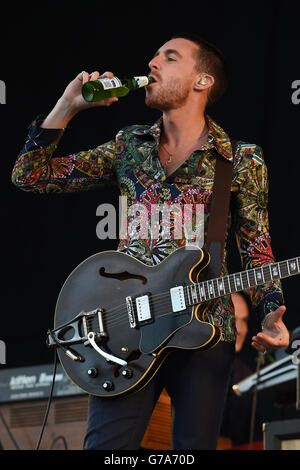 V Festival 2014 giorno due - Weston Park. Miles Kane si esibisce nella MTV Stage durante il secondo giorno del V Festival al Weston Park di Staffordshire. Foto Stock