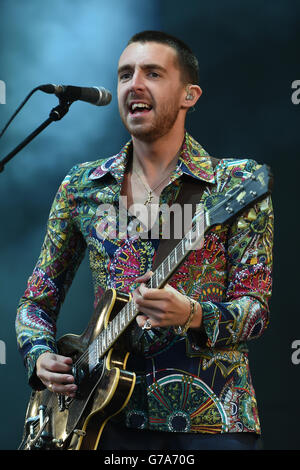 Miles Kane si esibisce sul palco MTV durante il secondo giorno del V Festival al Weston Park di Staffordshire. Foto Stock