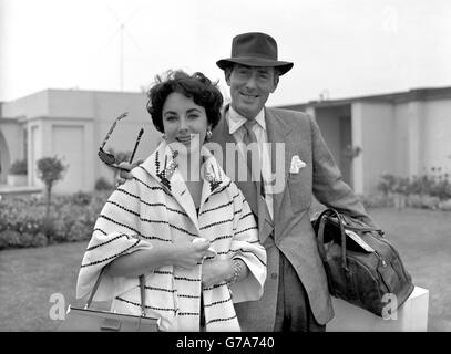 Con il cappotto a contrasto, la star del cinema Elizabeth Taylor arriva con il marito Michael Wilding all'aeroporto di Londra dopo la loro vacanza a Roma. Foto Stock