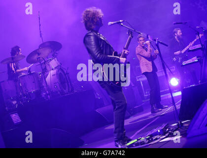 I Killers si esibiscono sul palco principale durante il secondo giorno del V Festival, all'Hylands Park di Chelmsford, Essex. Foto Stock