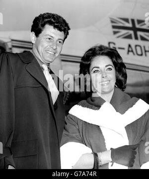 Gli sposi Elizabeth Taylor e Eddie Fisher arrivano all'aeroporto di Londra da Nizza. Foto Stock