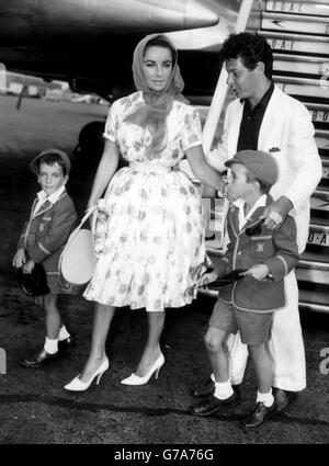 Elizabeth Taylor arriva all'aeroporto di Londra, con il suo quarto marito, la cantante Eddie Fisher, e i suoi figli Michael, 6, e Christopher, 4, figli del suo precedente matrimonio con Michael Wilding. Foto Stock