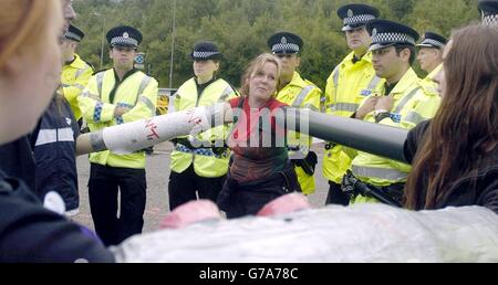 Il membro socialista scozzese del Parlamento scozzese Rosie Kane (centro) forma una catena umana che utilizza tubi durante una demo di Trident fuori dalla base navale H.M di Faslane sul Clyde. Foto Stock