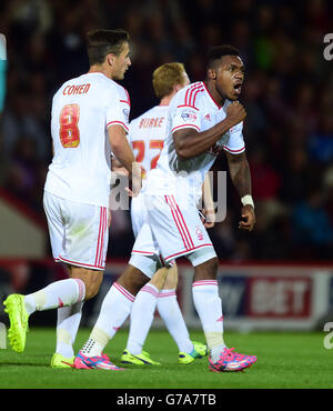 Il Britt Assombalonga di Nottingham Forest celebra il raggiungimento dell'obiettivo di equalizzazione durante la partita del campionato Sky Bet al Goldsands Stadium di Bournemouth. Foto Stock