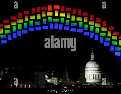 Samsung trasforma lo skyline di Londra con 14 piedi per 26 piedi Super AMOLED (diodi organici a emissione di luce a matrice attiva) Midnight Rainbow realizzato in 150 schede SS sulla Southbank di Londra. Foto Stock