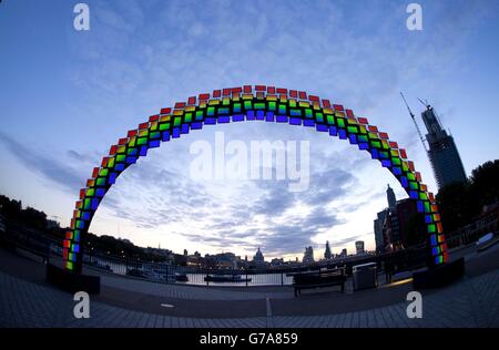 Samsung trasforma lo skyline di Londra con 14 piedi per 26 piedi Super AMOLED (diodi organici a emissione di luce a matrice attiva) Midnight Rainbow realizzato in 150 schede SS sulla Southbank di Londra. Foto Stock