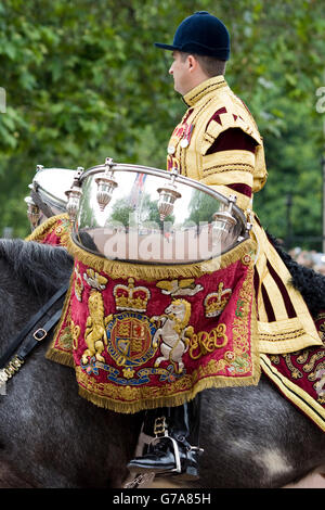 Fascia di montaggio della cavalleria della famiglia a Trooping il colore mercurio il cavallo del tamburo della vita delle guardie e Blues e Royals Foto Stock