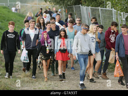 Reading Festival 2014 - giorno uno. I frequentatori del festival arrivano al Reading Festival, presso la Little John's Farm su Richfield Avenue, Reading. Foto Stock