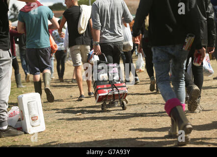 I festaioli che arrivano al Reading Festival, presso Little John's Farm su Richfield Avenue, Reading. Foto Stock