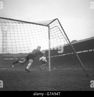 Il portiere di Burnley Adam Blacklaw si tuffa per fermare la palla che attraversa la linea durante la prima partita di divisione contro il Manchester United a Old Trafford. Foto Stock