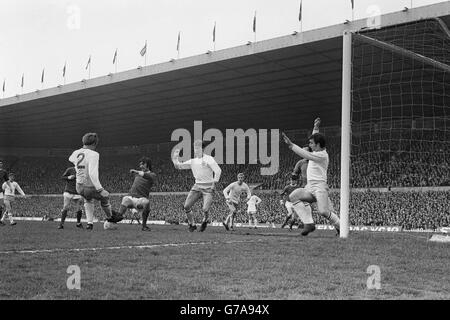 Il Manchester United's George Best (centro) cerca di far combaciare la palla nel gol, ma fallisce, durante la prima partita di divisione contro Burnley a Old Trafford. Prima della partita, George Best ha ricevuto il trofeo europeo del calciatore dell'anno. Foto Stock