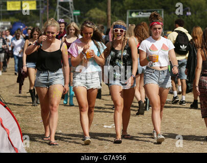 Reading Festival 2014 - giorno uno. Festival si svolge in un campeggio al Reading Festival, alla Little John's Farm su Richfield Avenue, Reading. Foto Stock