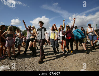 I festaioli al Reading Festival, presso Little John's Farm su Richfield Avenue, Reading. Foto Stock