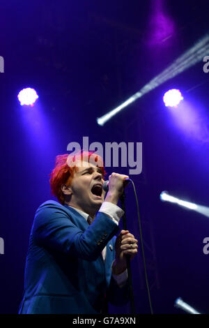 L'ex cantante My Chemical Romance Gerard Way si esibisce durante il secondo giorno del Leeds Festival a Bramham Park, Leeds. Foto Stock