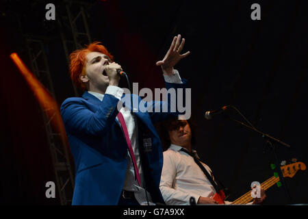 L'ex cantante My Chemical Romance Gerard Way si esibisce durante il secondo giorno del Leeds Festival a Bramham Park, Leeds. Foto Stock