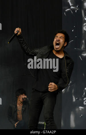 Leeds Festival 2014 - 2° giorno. Kenta Koie di CROSSFAITH si esibisce durante il secondo giorno del Leeds Festival nel Bramham Park, Leeds. Foto Stock