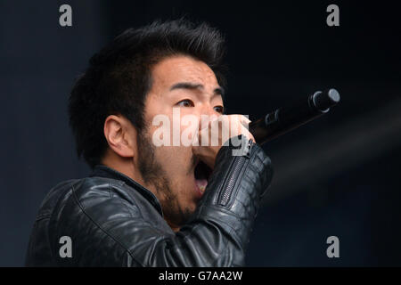 Leeds Festival 2014 - 2° giorno. Kenta Koie di CROSSFAITH si esibisce durante il secondo giorno del Leeds Festival nel Bramham Park, Leeds. Foto Stock